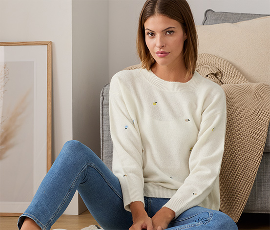 Pletený svetr s výšivkami 627016 z e-shopu Tchibo.cz