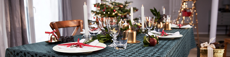 slavnostní dekorace na vánoční stůl